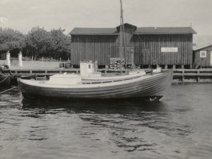 Bandholms Lodseris lodsbåd fotograferet umiddelbart efter søsætning fra Carl Nielsens bådebyggeri på Fejø.